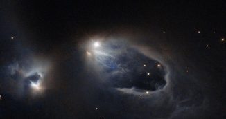 Der sehr junge Stern V633 Cassiopeiae schleudert Materie in den interstellaren Weltraum, die mit bereits vorhandenen Gas- und Staubwolken kollidiert und Herbig-Haro-Objekte bildet. (ESA / Hubble & NASA; Acknowledgement: Gilles Chapdelaine)