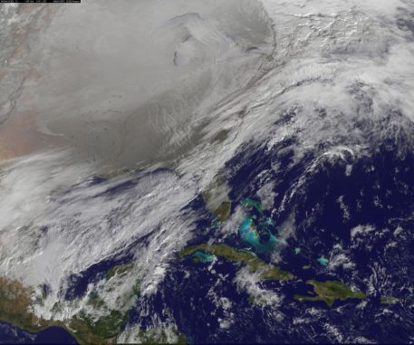 Der nördliche Polarwirbel über den Vereinigten Staaten von Amerika. Weite Teile mehrerer US-Bundesstaaten sind von Schnee bedeckt. (NOAA / NASA GOES Project)