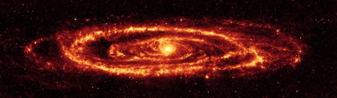 Infrarotaufnahme der Andromeda-Galaxie M31. Das Bild basiert auf Daten des Weltraumteleskops Spitzer und lässt komplexe Staubstrukturen innerhalb der riesigen Galaxie erkennen. (NASA / JPL-Caltech / Univ. of Ariz.)