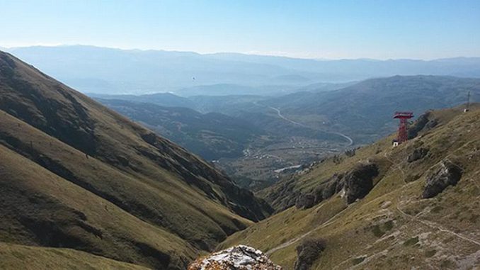 Das DarkSide-50-Experiment wird rund 1,6 Kilometer unter dem Gran Sasso in Italien durchgeführt. Das Bild zeigt einen Blick auf das Städtchen Assergi, dem Sitz der oberirdischen Einrichtungen des Gran Sasso National Laboratory. (Will Taylor)