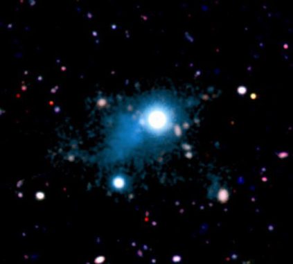 Diese Aufnahme zeigt die zwei Millionen Lichtjahre große Nebelstruktur (cyan) in der Umgebung des Quasars UM 287. Die energiereiche Strahlung des Quasars regt das Gas zum Leuchten an. (S. Cantalupo, UCSC (via Keck Observatory))