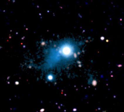 Diese Aufnahme zeigt die zwei Millionen Lichtjahre große Nebelstruktur (cyan) in der Umgebung des Quasars UM 287. Die energiereiche Strahlung des Quasars regt das Gas zum Leuchten an. (S. Cantalupo, UCSC (via Keck Observatory)) Diese Aufnahme zeigt die zwei Millionen Lichtjahre große Nebelstruktur (cyan) in der Umgebung des Quasars UM 287. Die energiereiche Strahlung des Quasars regt das Gas zum Leuchten an. (S. Cantalupo, UCSC (via Keck Observatory))