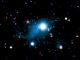 Diese Aufnahme zeigt die zwei Millionen Lichtjahre große Nebelstruktur (cyan) in der Umgebung des Quasars UM 287. Die energiereiche Strahlung des Quasars regt das Gas zum Leuchten an. (S. Cantalupo, UCSC (via Keck Observatory))