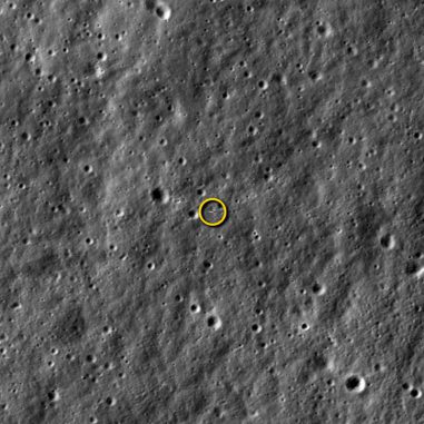 LRO-Aufnahme der NASA-Sonde Lunar Atmosphere and Dust Environment Explorer (LADEE), hier markiert in dem gelben Kreis. (NASA / Goddard / Arizona State University)