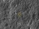 LRO-Aufnahme der NASA-Sonde Lunar Atmosphere and Dust Environment Explorer (LADEE), hier markiert in dem gelben Kreis. (NASA / Goddard / Arizona State University)