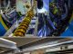 Oben: Der zentrale Teil des Heavy Flavor Tracker (HFT) am STAR-Detektor des Relativistic Heavy Ion Collider. Unten: Der umgebende Teil vor der Installation. Der HFT wird Spuren von Teilchen verfolgen, die aus Charm- und Beauty-Quarks bestehen. Diese Quarks sind schwerer als die Up- und Down-Quarks, aus denen gewöhnliche Materie besteht. (Courtesy Brookhaven National Laboratory)
