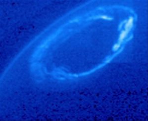Ultraviolett- und Infrarotbilder der NASA-Sonde Cassini und des Hubble Space Telescope zeigen aktive und ruhige Auroras an den Nord- und Südpolen Saturns. (NASA / JPL-Caltech / University of Colorado / Central Arizona College and NASA / ESA / University of Leicester and NASA / JPL-Caltech / University of Arizona / Lancaster University)