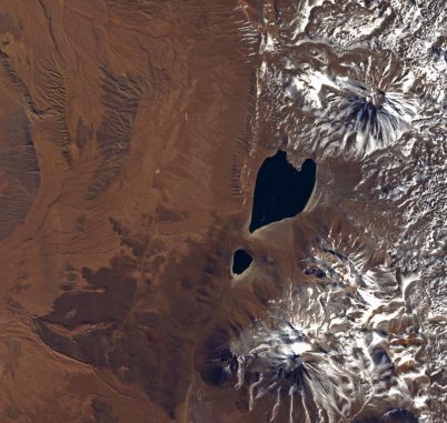 Satellitenaufnahme zweier Seen in der Atacama-Wüste. Oben der herzförmige Miscanti-See und darunter der kleinere Miñiques-See. (JAXA / ESA)