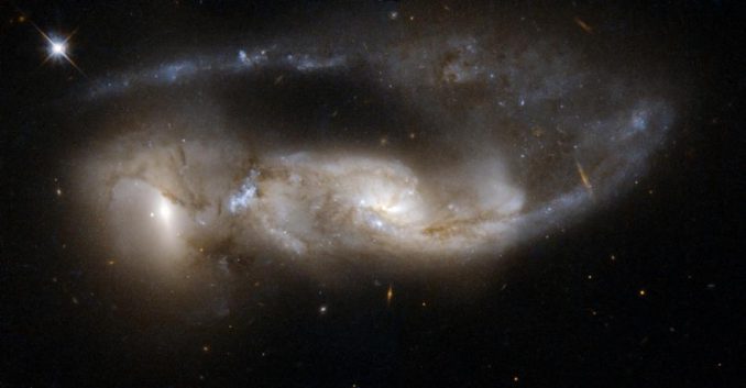 Die beiden verschmelzenden Galaxien NGC 6621 (links) und NGC 6622 (rechts) sind ein eindrucksvolles Beispiel für stark wechselwirkende Galaxienpaare. (NASA, ESA, the Hubble Heritage Team (STScI / AURA) - ESA / Hubble and W. Keel (University of Alabama, Tuscaloosa))