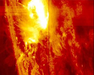 Der Interface Region Imaging Spectrograph (IRIS) beobachtete am 28. Januar 2014 die stärkste Sonneneruption seit seinem Start. Es handelte sich um eine Eruption der M-Klasse. (NASA / IRIS)