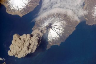 Das Bild zeigt den Vulkan Mount Cleveland, einen der aktivsten Vulkane der Aleuten vor dem Festland Alaskas. (NASA)