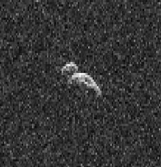Dies ist ein Einzelbild aus einer Collage von Radaraufnahmen des erdnahen Asteroiden 2006 DP14 vom 11. Februar 2014. Für die Aufnahmen des rund 400 Meter langen Asteroiden wurde die 70-Meter-Antenne des Deep Space Network in Goldstone verwendet. (NASA / JPL-Caltech / GSSR)