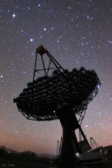 Ein Teleskop des VERITAS (Very Energetic Radiation Imaging Telescope Array System) Gammastrahlen-Observatoriums mit dem Sternbild Leo (Löwe) im Hintergrund. (P.K. Chen)