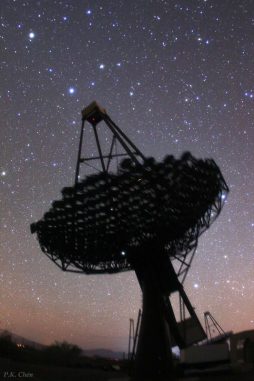 Ein Teleskop des VERITAS (Very Energetic Radiation Imaging Telescope Array System) Gammastrahlen-Observatoriums mit dem Sternbild Leo (Löwe) im Hintergrund. (P.K. Chen) Ein Teleskop des VERITAS (Very Energetic Radiation Imaging Telescope Array System) Gammastrahlen-Observatoriums mit dem Sternbild Leo (Löwe) im Hintergrund. (P.K. Chen)