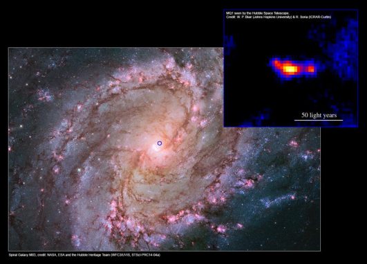 Die nahe Spiralgalaxie M83 und das MQ1-System mit seinen Jets, aufgenommen vom Hubble Space Telescope. Der blaue Kreis markiert die Position von MQ1 in der Galaxie. (M83: NASA, ESA and the Hubble Heritage Team (WFC3 / UVIS, STScI-PRC14-04a); MQ1 inset: W. P. Blair (Johns Hopkins University) & R. Soria (ICRAR-Curtin))