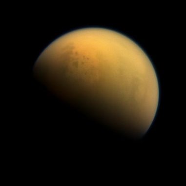 Cassini-Aufnahme des Saturnmondes Titan. Der größte Mond des Saturn besitzt eine dichte, stickstoffreiche Atmosphäre. (NASA / JPL-Caltech / Space Science Institute)