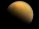 Cassini-Aufnahme des Saturnmondes Titan. Der größte Mond des Saturn besitzt eine dichte, stickstoffreiche Atmosphäre. (NASA / JPL-Caltech / Space Science Institute)