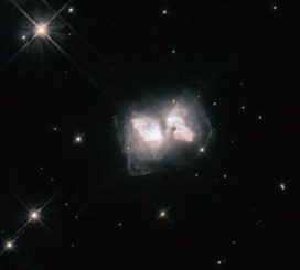 Der präplanetarische Nebel Roberts 22 (AFGL 4104), aufgenommen vom Weltraumteleskop Hubble. (NASA, ESA, and R. Sahai (Jet Propulsion Laboratory))