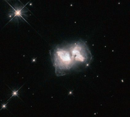 Der präplanetarische Nebel Roberts 22 (AFGL 4104), aufgenommen vom Weltraumteleskop Hubble. (NASA, ESA, and R. Sahai (Jet Propulsion Laboratory)) Der präplanetarische Nebel Roberts 22 (AFGL 4104), aufgenommen vom Weltraumteleskop Hubble. (NASA, ESA, and R. Sahai (Jet Propulsion Laboratory))