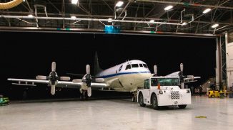 Das P-3-Forschungsflugzeug der NASA verlässt den Hangar auf der Wallops Flight Facility in Virginia, um auf den Flug zur Thule Air Base in Grönland vorbereitet zu werden. (NASA / Patrick Black)