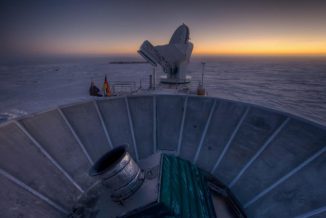 Sonnenuntergang hinter dem BICEP2-Teleskop (vorne) und dem South Pole Telescope (hinten) am Südpol. (Steffen Richter / Harvard University)