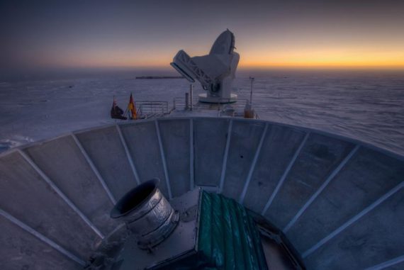 Sonnenuntergang hinter dem BICEP2-Teleskop (vorne) und dem South Pole Telescope (hinten) am Südpol. (Steffen Richter / Harvard University) Sonnenuntergang hinter dem BICEP2-Teleskop (vorne) und dem South Pole Telescope (hinten) am Südpol. (Steffen Richter / Harvard University)