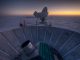 Sonnenuntergang hinter dem BICEP2-Teleskop (vorne) und dem South Pole Telescope (hinten) am Südpol. (Steffen Richter / Harvard University)
