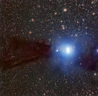 Eine Aufnahme der Dunkelwolke im Sternbild Lupus (Wolf), die junge Sterne bildet. Einer der hier nicht sichtbaren, eingebetteten, jungen Sterne besitzt eine protoplanetare Materiescheibe, deren Infrarot- und Submillimeter-Emissionen auf ein mittleres Alter hinweisen. (ESO)