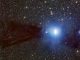 Eine Aufnahme der Dunkelwolke im Sternbild Lupus (Wolf), die junge Sterne bildet. Einer der hier nicht sichtbaren, eingebetteten, jungen Sterne besitzt eine protoplanetare Materiescheibe, deren Infrarot- und Submillimeter-Emissionen auf ein mittleres Alter hinweisen. (ESO)
