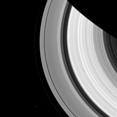 Cassini-Aufnahme von Epimetheus (oben), den Schäfermonden Prometheus und Pandora (innerhalb und außerhalb des F-Rings) und Janus (unten) neben dem Ringsystem Saturns. (NASA / JPL-Caltech / Space Science Institute)