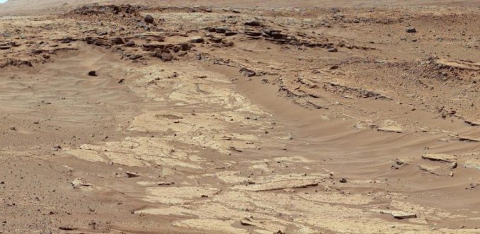 Sandsteinschichten mit verschiedener Erosionsbeständigkeit sind auf dem Bild der Mast Camera vom 25. Februar 2014 zu sehen. Das gezeigte Gebiet liegt etwa 400 Meter von einem geplanten Wegpunkt namens Kimberley entfernt. (NASA / JPL-Caltech / MSSS) Sandsteinschichten mit verschiedener Erosionsbeständigkeit sind auf dem Bild der Mast Camera vom 25. Februar 2014 zu sehen. Das gezeigte Gebiet liegt etwa 400 Meter von einem geplanten Wegpunkt namens Kimberley entfernt. (NASA / JPL-Caltech / MSSS)