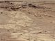 Sandsteinschichten mit verschiedener Erosionsbeständigkeit sind auf dem Bild der Mast Camera vom 25. Februar 2014 zu sehen. Das gezeigte Gebiet liegt etwa 400 Meter von einem geplanten Wegpunkt namens Kimberley entfernt. (NASA / JPL-Caltech / MSSS)