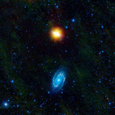 Die Galaxien Messier 82 (oben) und Messier 81 (unten) interagieren miteinander. Das Bild basiert auf Infrarotdaten des Wide-field Infrared Survey Explorer (WISE). (NASA / JPL-Caltech / UCLA)