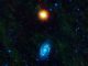 Die Galaxien Messier 82 (oben) und Messier 81 (unten) interagieren miteinander. Das Bild basiert auf Infrarotdaten des Wide-field Infrared Survey Explorer (WISE). (NASA / JPL-Caltech / UCLA)
