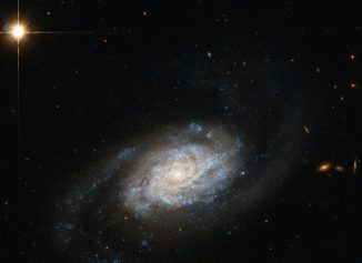 Die Balkenspiralgalaxie NGC 3455, aufgenommen vom Weltraumteleskop Hubble. (ESA / Hubble & NASA; Acknowledgement: Nick Rose)