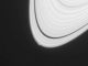 Dieses Bild stammt von der Raumsonde Cassini und zeigt einen rund 1.200 Kilometer langen Bogen am Rand des A-Rings, der heller als seine Umgebung ist. Möglicherweise entsteht dort gerade ein winziger Mond. (NASA / JPL-Caltech / Space Science Institute)