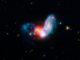 Zw II 96, ein verschmelzendes Galaxienpaar, zeigt starke Starburst-Aktivitäten. Das Bild basiert auf Daten der Weltraumteleskope Hubble und Spitzer. (NASA / JPL-Caltech / STScI)