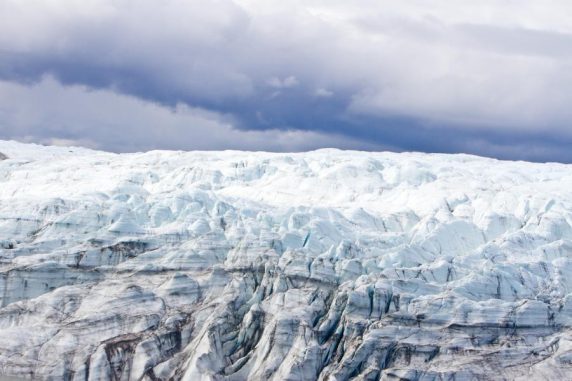 Eislandschaft in Grönland. Unter dem Eisschild haben Forscher Belege für eine urzeitliche Tundralandschaft gefunden. (Joshua Brown, University of Vermont)