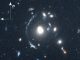 Die junge Galaxie SDSS090122.37+181432.3 - kurz S0901 - ist der helle Bogen links von der hellen Galaxie in der Mitte. Ihr Bild wird durch eine Gravitationslinse verzerrt. (NASA / STScI; S. Allam and team; and the Master Lens Database, L. A. Moustakas, K. Stewart, et al (2014))
