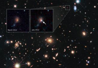 Das Licht der entfernten Supernova SCP/SN-L2 wurde durch die Gravitation des im Vordergrund liegenden Galaxienhaufens MACS J1720+35 gebeugt und verstärkt. Durch den Gravitationslinseneffekt erscheinen die gebeugten Objekte verzerrt. (NASA, ESA, S. Perlmutter (UC Berkeley, LBNL), A. Koekemoer (STScI), M. Postman (STScI), A. Riess (STScI/JHU), J. Nordin (LBNL, UC Berkeley), D. Rubin (Florida State University), and C. McCully (Rutgers University))