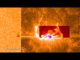 Diese kombinierte Aufnahme zeigt die X-Klasse-Eruption vom 29. März 2014, wie sie von den verschiedenen Observatorien beobachtet wurde. Daten des SDO sind links zu sehen und zeigen die Position der Eruption auf der Sonne. Das dunklere, orangefarbene Quadrat basiert auf IRIS-Daten. Das rote Rechteck stammt von Daten des Teleskops am Sacramento Peak. Die violetten Flecken stellen RHESSI-Daten dar. (NASA / SDO / IRIS / RHESSI)