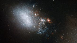 Die irreguläre Galaxie NGC 4485 ist Teil des Galaxienpaares Arp 269 und liegt im Sternbild Jagdhunde. (ESA / Hubble & NASA; Acknowledgement: Kathy van Pelt)