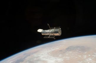 Das Hubble-Teleskop, fotografiert während der Mission STS-125 im Mai 2009 von Bord des Space Shuttle Atlantis aus. Das Teleskop wurde im Rahmen der Servicing Mission 4 (SM4), der fünften und letzten Service-Mission, verbessert. (NASA)