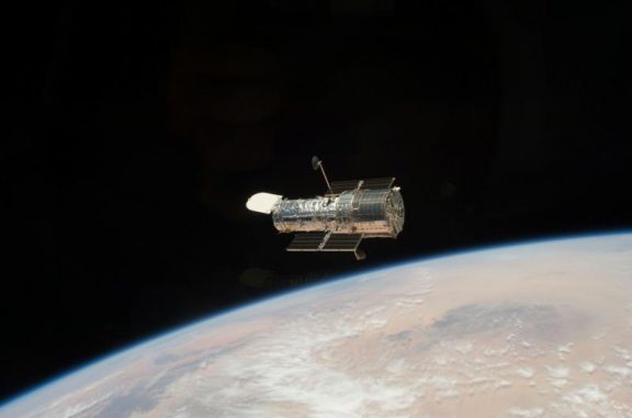 Das Hubble-Teleskop, fotografiert während der Mission STS-125 im Mai 2009 von Bord des Space Shuttle Atlantis aus. Das Teleskop wurde im Rahmen der Servicing Mission 4 (SM4), der fünften und letzten Service-Mission, verbessert. (NASA)