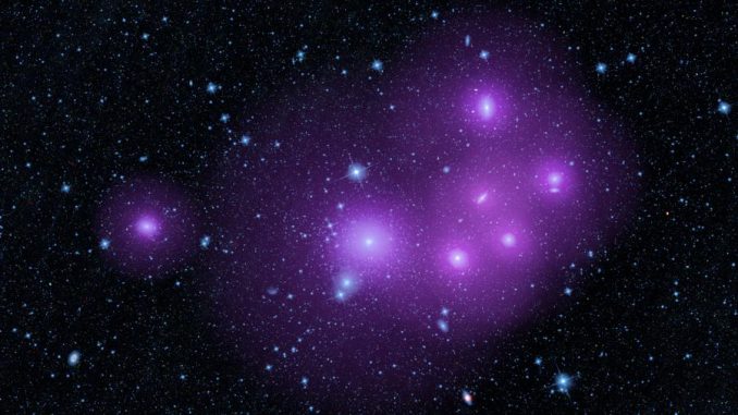 Aktive supermassive Schwarze Löcher in den Zentren von Galaxien lassen sich in zwei Kategorien einteilen: Entblößte Schwarze Löcher und diejenigen, die hinter dichtem Staub verborgen sind. (NASA / JPL-Caltech)