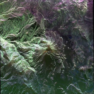 Ein Falschfarbenbild des peruanischen Vulkans Ubinas, aufgenommen vom UAVSAR am 14. April 2014. Der Ubinas ist der aktivste Vulkan in Peru. (NASA / JPL-Caltech)