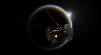 Künstlerische Darstellung der NASA-Raumsonde Cassini bei der Beobachtung eines Sonnenuntergangs durch die dunstige Atmosphäre des Saturnmondes Titan. (NASA / JPL-Caltech)