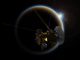 Künstlerische Darstellung der NASA-Raumsonde Cassini bei der Beobachtung eines Sonnenuntergangs durch die dunstige Atmosphäre des Saturnmondes Titan. (NASA / JPL-Caltech)