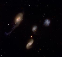 Roberts Quartett ist eine kompakte Galaxiengruppe, die aus vier Mitgliedern besteht. Die Aufnahme wurde mit dem Very Large Telescope der Europäischen Südsternwarte in Chile gemacht. (ESO)
