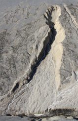 Blick nach Norden an der Ice River Spring auf Ellesmere Island. Die hochvolumige Quelle hat eine kleine Schlucht in das Gestein gegraben. Ähnliche Schluchten gibt es auch auf dem Mars. (Photo by Stephen Grasby)